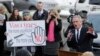 Robert Kennedy Jr., a la derecha, pronuncia un mensaje durante una manifestación en contra de una iniciativa que quitaría a los padres la autoridad de oponer razones filosóficas para impedir que a sus hijos en edad escolar les apliquen la vacuna combinada contra el sarampión.