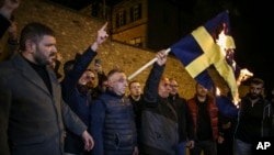 Nakon protesta pred turskom ambasadom u Štokholmu, oko 200 demonstranata okupilo se u Istanbulu skupili pred švedskim konzulatom