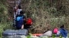 Migrantes que buscan asilo en Estados Unidos cruzan el río Bravo, la frontera entre EEUU y México, después de que la Corte Suprema de Estados Unidos dijera que el Título 42 debería mantenerse por ahora, en Matamoros, México, 21 de diciembre de 2022.