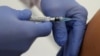 El profesor Gottfried Kremsner inyecta una vacuna contra la enfermedad por coronavirus (COVID-19) de la compañía alemana de biotecnología CureVac
