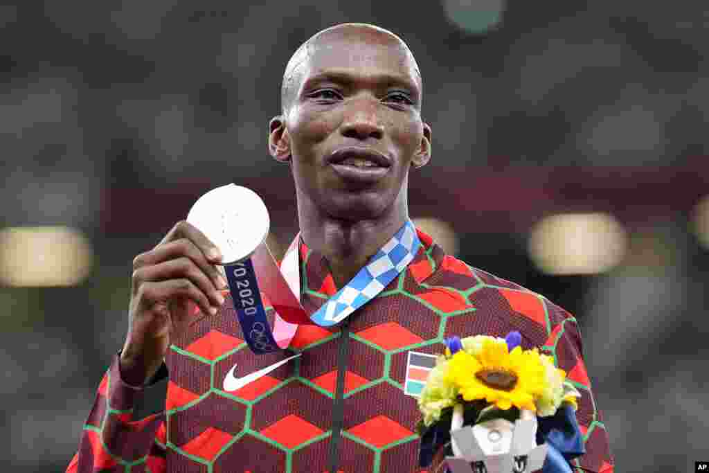 Medalha de prata, Timothy Cheruiyot, do Quénia, no pódio durante a cerimónia de medalhas dos 1500 metros masculinos. 7 de Agosto, 2021, Tóquio. (AP Photo/Martin Meissner)
