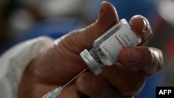 A nurse prepares an AstraZeneca vaccine against COVID-19 at the Alonso Suazo healthcare center in Tegucigalpa, on March 15, 2021. (Photo by Orlando SIERRA / AFP)