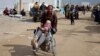 Palestinci stižu u Rafu nakon što su evakuisani iz bolice Naser u Kan Junisu, usred izraelske vojne ofanzive, tokom rata između Izraela i Hamasa, na jugu Pojasa Gaze, 15. februara 2024.