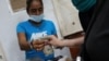 Un cliente paga en dólares en Caracas. [Foto: Reuters]