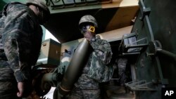 韩国士兵在延坪岛上为常规演习做准备（2018年11月1日）。