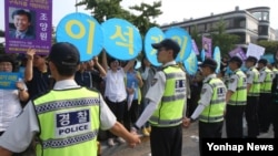 한국 법원이 이석기 통합진보당 의원의 내란선동 혐의 등에 대해 유죄를 인정, 항소심에서 징역 9년을 선고한 11일 서울고등법원 앞에서 통합진보당 당원들이 법원 판결에 반대하며 석방을 촉구하고 있다.
