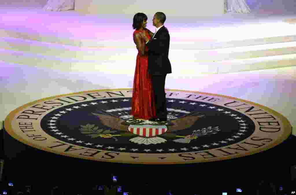 Tổng thống Mỹ Barack Obama và Đệ nhất Phu nhân Michelle Obama khiêu vũ trong buổi dạ vũ nhậm chức của vị Tổng Tư Lệnh Quân đội Hoa Kỳ tại Trung tâm Hội nghị Washington, trong thủ đô Washington, ngày 21 tháng 1 năm 2013. Đây là lễ nhậm chức tổng thống lần thứ 57 của Hoa Kỳ