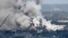 灭火行动继续在美国海军“好人理查号”( USS Bonhomme Richard )两栖攻击舰上展开。(2020年7月14日)