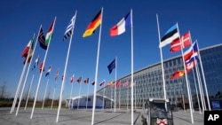 Pripremljeno mjesto za zastavu Finske ispred NATO sjedišta.