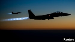 2014年9月23日，两架美军F-15E战机在叙利亚执行空袭任务后，飞越伊拉克北部领空。