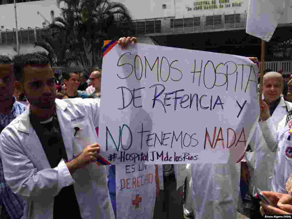 Médicos y personal del sector salud señalan "no tener nada" en los hospitales.