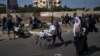 ARCHIVO - Palestinos huyen al sur de la Franja de Gaza, en Salah al-Din, captados el 10 de noviembre de 2023 durante j0rnada de ataques aéreos isralíes. 
