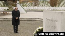 Visoki predstavnik u BiH Christian Schmidt u Memorijalnom centru u Potočarima, 2021.