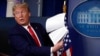 ARCHIVO - El presidente Donald Trump sostiene papeles mientras habla sobre el coronavirus en la sala de conferencias de prensa James Brady de la Casa Blanca el 20 de abril de 2020 en Washington.