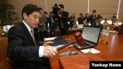 이주열 한국은행 총재가 12일 서울 한국은행에서 열린 금융통화위원회 회의에서 의사봉을 두드리고 있다. 