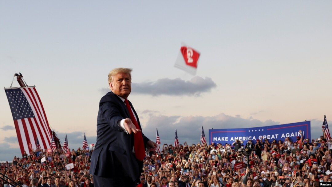 疫情在全球爆發，美國特朗普政府改變對中國立場, 10月競選活動時抛棄口罩。