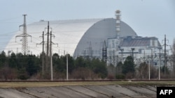 Se observa la cúpula protectora gigante, construida sobre el cuarto reactor que fuera destruido en la planta de energía nuclear de Chernóbil, Ucrania, el 13 de abril de 2021.