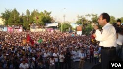 Bajarvanê Dîyarbekirê Osman Baydamîr di civîneke girseyî de xwane dibe