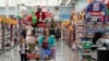 Archivo - Los consumidores estadounidenses pagaron más por productos en abril.