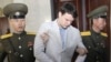平壤的最高法院以颠覆罪名判处21岁美国学生奥托·瓦姆比尔（中）15年劳教。（2016年3月16日）