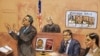 El abogado defensor de Jeffrey Lichtman (I) presenta argumentos finales durante el juicio del acusado narcotraficante mexicano Joaquin "El Chapo" Guzmán (D), mientras la esposa de Guzmán, Emma Coronel, observa en este bosquejo de la corte en el tribunal federal de Brooklyn.