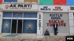 Emîne Şenyaşar li pêş avahîya AKPê
