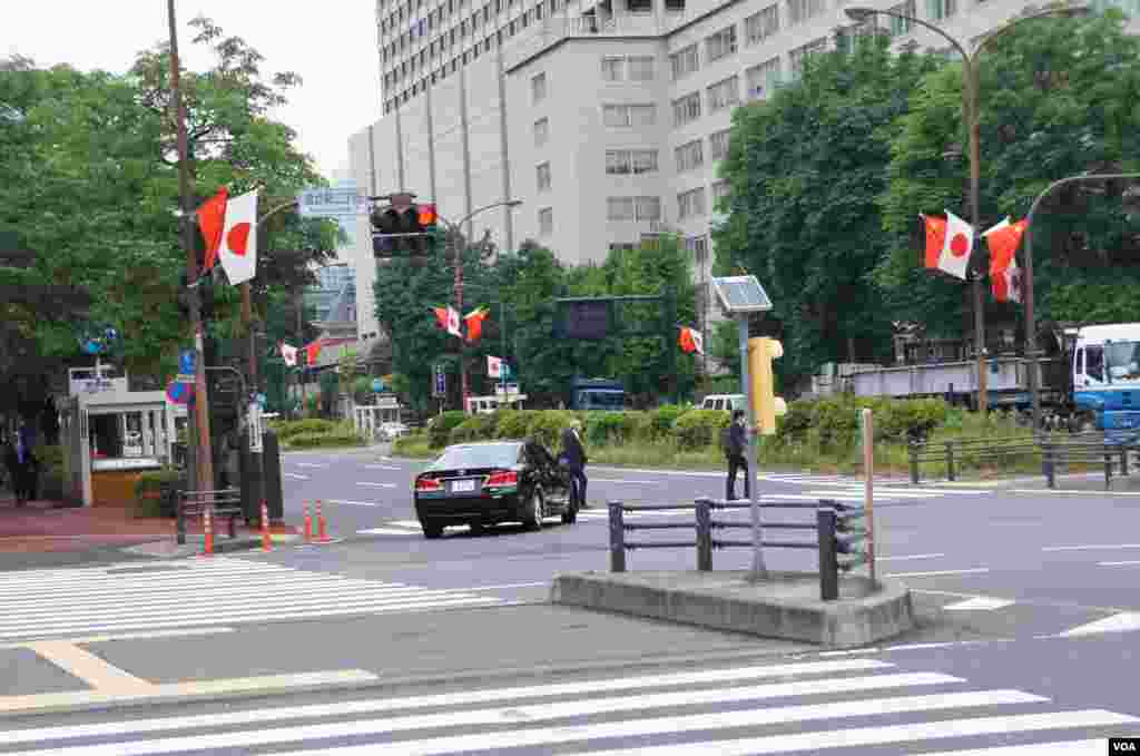 日本东京霞关的马路两旁2018年5月8日插上中日国旗迎接中国总理李克强到访。（美国之音歌篮拍摄）