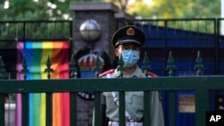 资料照片：瑞典驻中国大使馆举行多元文化周开幕式期间，一名中国准军事警察在外站岗。(2023年5月12日)