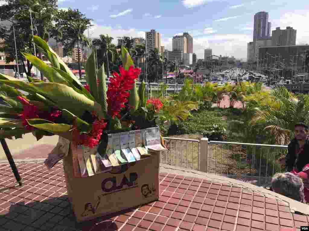 Recientemente, el presidente en disputa Nicolás Maduro agradeció "válvula de escape" que implica el uso del dólar en el país. Sin embargo, aseguró que siempre van a tener el Bolívar, y prometió que “recuperarán” la moneda. Foto: Carolina Alcalde - VOA.