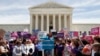La aspirante presidencial demócrata Amy Klobuchar; legisladora por Minnesota, habla frente a la Corte Suprema en Washington D.C., durante una protesta contra leyes antiaborto recientemente aprobadas en varios estados. Mayo 21 de 2019.