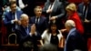 El primer ministro francés, Michel Barnier, reacciona después del resultado de la votación sobre la primera moción de censura contra el gobierno francés, presentada por la alianza de partidos de izquierda "Nouveau Front Populaire", el 4 de diciembre de 2024.