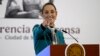 ARCHIVO - La presidenta de México, Claudia Sheinbaum, señala a un periodista para la siguiente pregunta durante su conferencia de prensa diaria en el Palacio Nacional en la Ciudad de México el 6 de noviembre de 2024. (AFP)