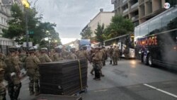Decenas de militares con uniformes de campaña fueron colocados en calles próximas a la Casa Blanca, según pudo comprobar la VOA, sin que ofrecieran detalles del operativo en otro día de protestas por la muerte del afroamericano George Floyd./VOA.