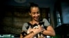En esta imagen del jueves 4 de abril de 2019, Grettel Montes de Oca Valdés, bailarina profesional y fundadora del grupo Cubanos en Defensa de los Animales, posa con cuatro gatitos a los que ha acogido en su casa de La Habana, Cuba. (AP Foto/Ramón Espinosa)