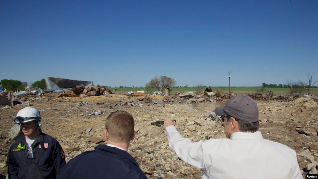 El desconcierto por la tragedia y el número de víctimas es enorme. La zona de la planta es área de desastre. El gobernador Rick Perry inspecciona el área. 