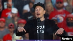 ARCHIVO: Elon Musk habla durante un mitin del candidato presidencial republicano y expresidente estadounidense Donald Trump, en el lugar del intento de asesinato de julio contra Trump, en Butler, Pensilvania, EEUU, el 5 de octubre de 2024.