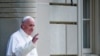 ARCHIVO - Papa Francisco saluda al salir de la Nunciatura Apostólica rumbo al Congreso en Washington, jueves 24 de septiembre de 2015.