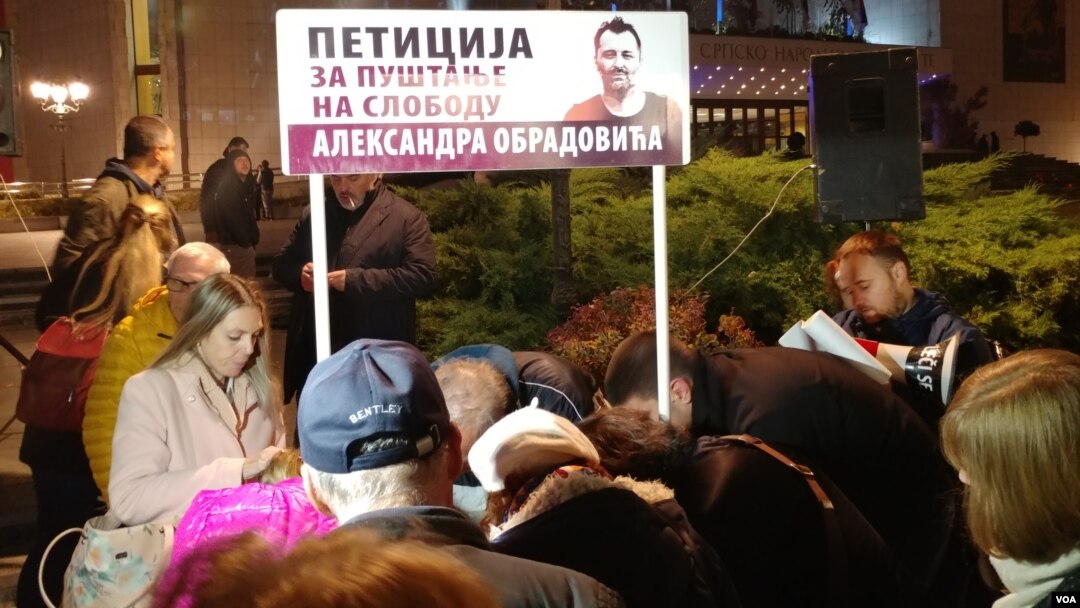 Protest "1 od 5 miliona" posvećen podršci uzbunjivaču iz Krušika Aleksandru Obradoviću, na Pozorišnom trgu u Novom Sadu, 1. novembra 2019. (Foto: Veljko Popović, VoA).