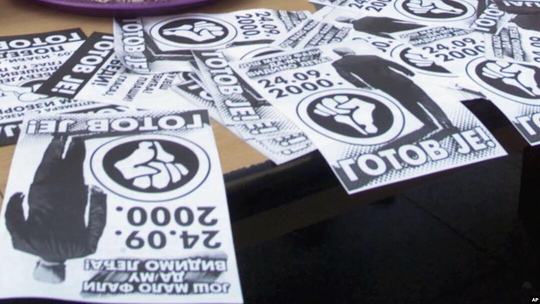 Aktivisti Otpora pripremaju letke nedelju dana pred izbore 24. septembra 2000, koji su prethodili protestu 5. oktobru