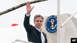 美國國務卿布林肯準備登上飛機前往羅馬 （2021年6月27日）