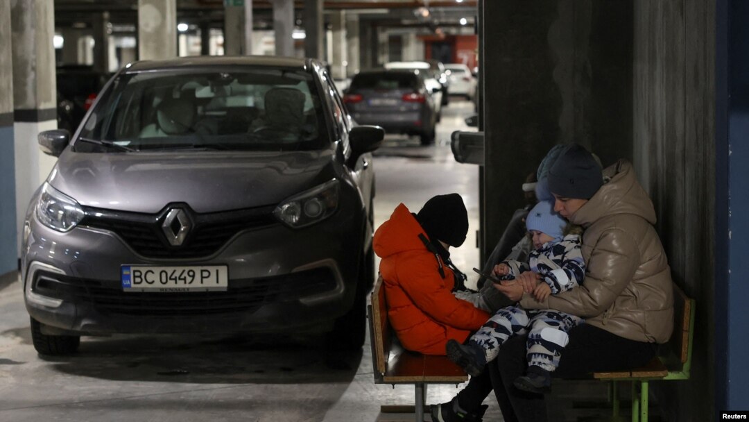 Rusya'nın Ukrayna'nın Lviv bölgesine yönelik füze saldırısı nedeniyle insanlar otoparklara sığındı- 13 Aralık 2024.