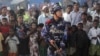 စစ်တွေမြို့ ဒုက္ခသည်စခန်းတခုရှေ့မှာ လုံခြုံရေးချထားတဲ့ အစောင့်တပ်သား (၂၇ အောက်တိုဘာ ၂၀၁၂)
