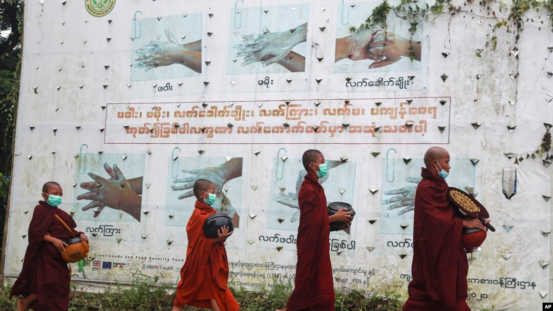 ကိုဗစ်ကပ်ရောဂါကြား ကိုရင်များဆွမ်းခံကြွနေပုံ။ ဂျူလိုင် ၁၅၊ ၂၀၂၁။