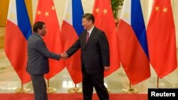 2017年5月15日，中国北京人民大会堂一带一路论坛期间，中国国家主席习近平与菲律宾总统杜特尔特在双边会晤前握手。