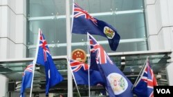 香港示威者10月1日在中聯辦門外揮舞港英旗幟 (資料圖片)