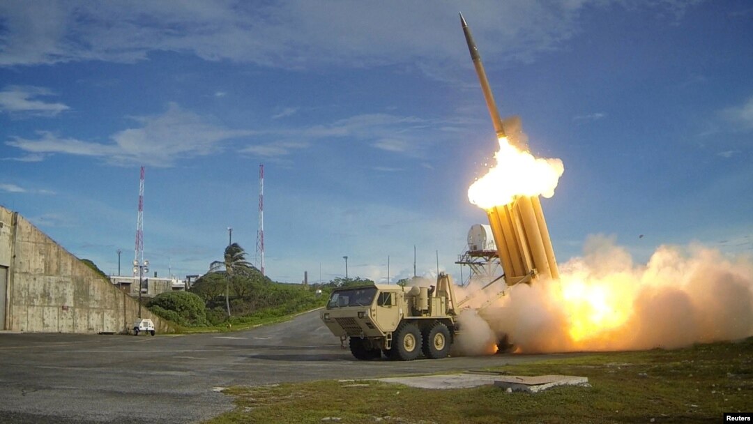 Un misil interceptor del sistema THAAD (Terminal High Altitude Area Defense) es lanzado durante un ensayo. Foto cortesía del Departamento de Defensa de EE.UU.