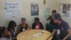 La maestra Luisa Pernalete trabaja desde hace 20 años en el proyecto "Madres promotoras de paz", enfocado en educar en los barrios más humildes, donde con frecuencia la violencia cobra vidas.