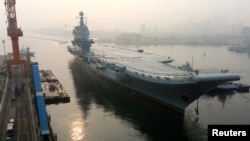 中國第一艘國產航空母艦星期天從大連造船廠碼頭啟航海試。 (2018年5月13日)