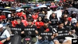 台湾上万群众2019年6月23日手举“台湾撑香港”的标语牌参加集会支持香港民众反送中