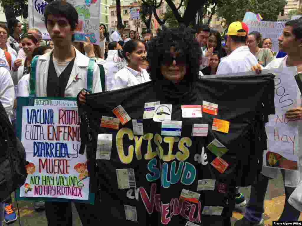 Representantes del sector salud salen a las calles para reclamar al gobierno recursos para poder atender a los pacientes.